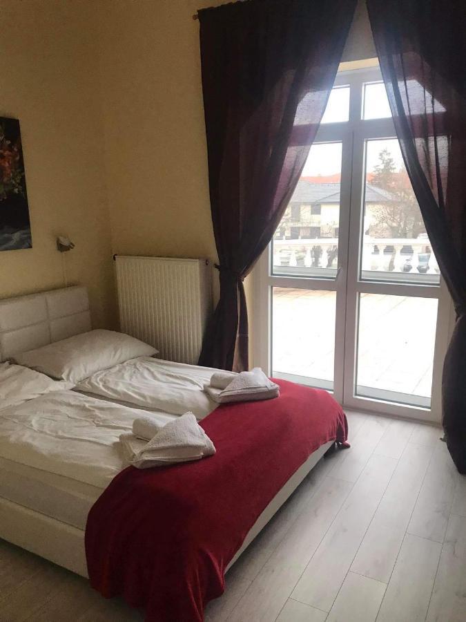 Y Panzio Bed and Breakfast Balatonlelle Buitenkant foto